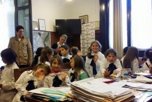 niños escuela en edificio comunal
