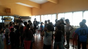 las mimas animando en salon comunal